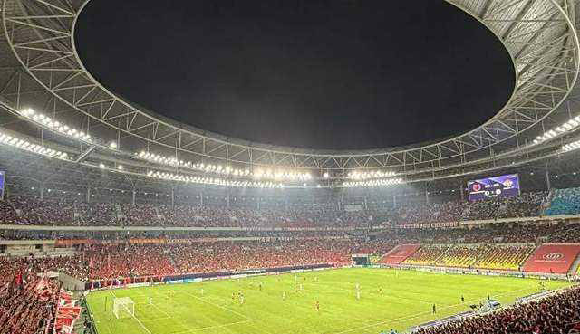 关于赛地聚焦——欧超杯清晨热度飙升；成都蓉城止住颓势；悬念犹存；赛程密集仍需轮换的信息