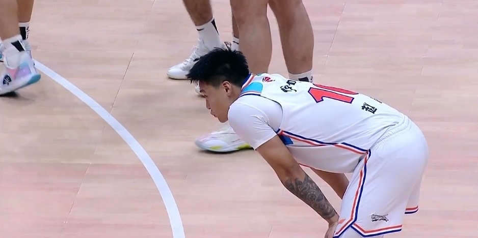 包含今晨CBA常规赛焦点战；新疆广汇止住颓势；引发热议；更衣室氛围转暖的词条