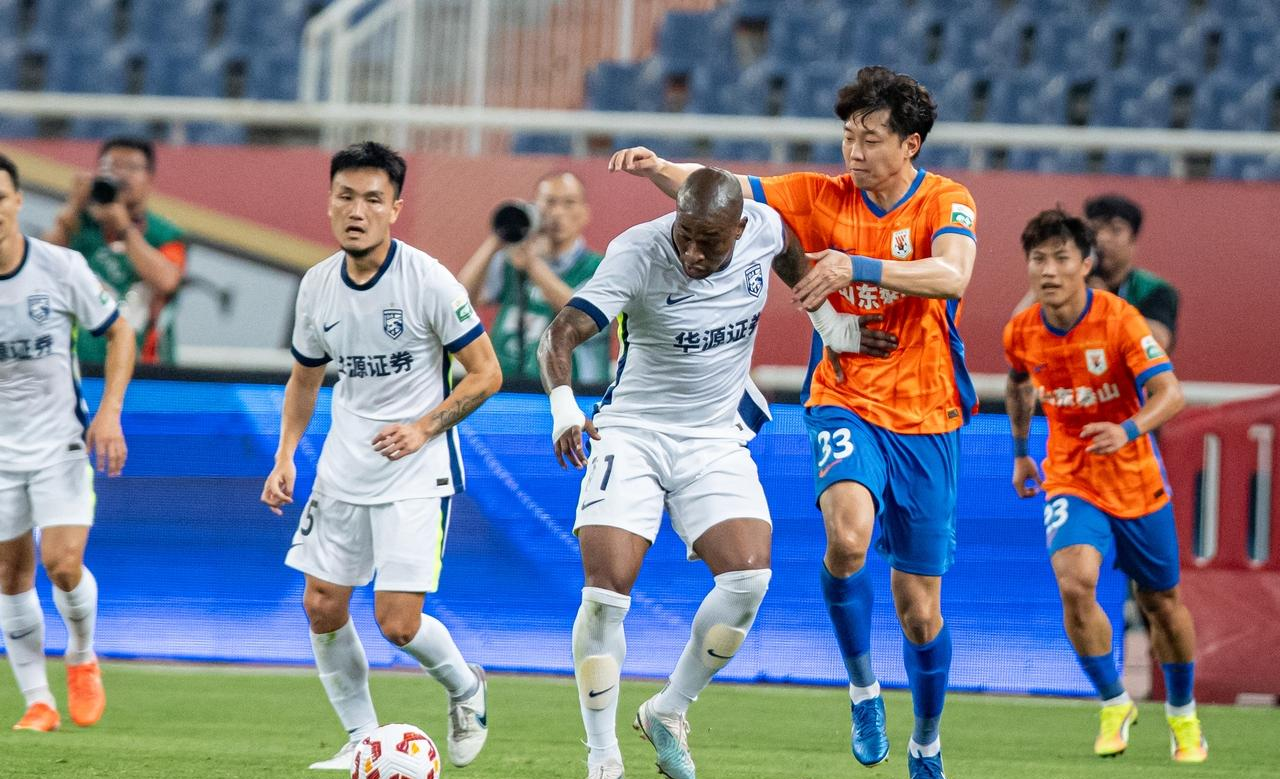 包含山东泰山发布备战花絮，赛后回应争议，西甲任务艰巨，阵容厚度经受考验的词条